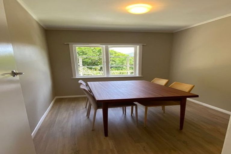 Photo of property in 64 Newlands Road, Newlands, Wellington, 6037