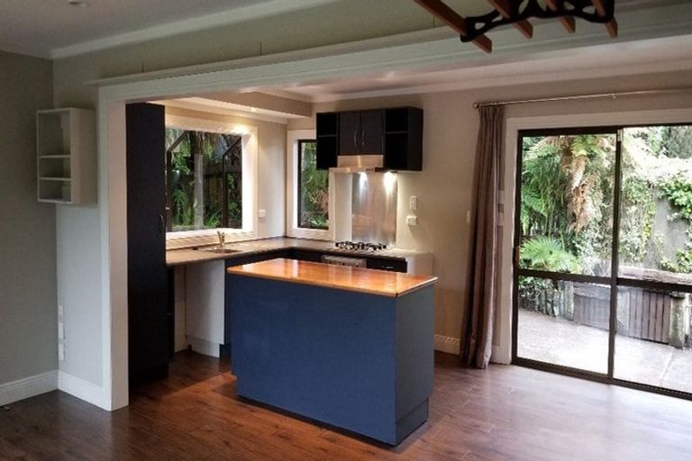 Photo of property in 48 Turanga Road, Henderson Valley, Auckland, 0612