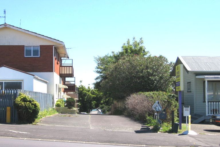Photo of property in 1/205 Onewa Road, Birkenhead, Auckland, 0626