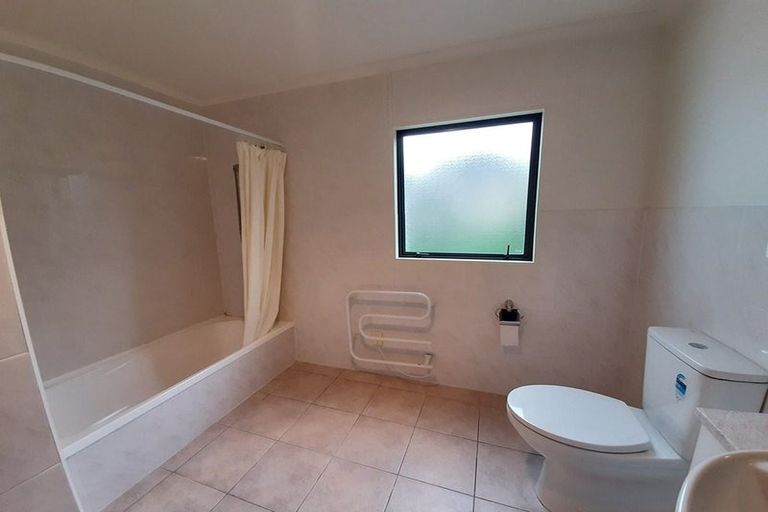 Photo of property in 17 Crimson Park, Oteha, Auckland, 0632