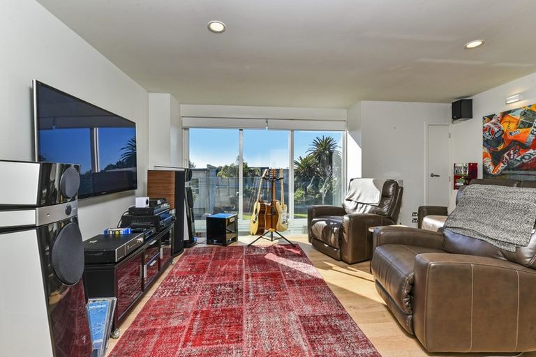 Photo of property in 8b Hauraki Road, Hauraki, Auckland, 0622