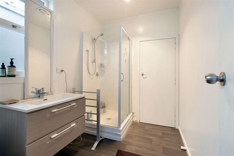 Photo of property in 21 Martin Place, Kelston, Auckland, 0602