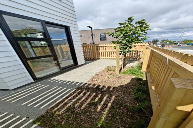 Photo of property in 150 Mcleod Road, Te Atatu South, Auckland, 0610