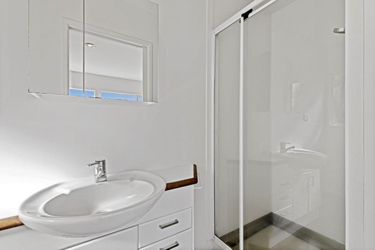 Photo of property in 2/20 Norwood Road, Bayswater, Auckland, 0622