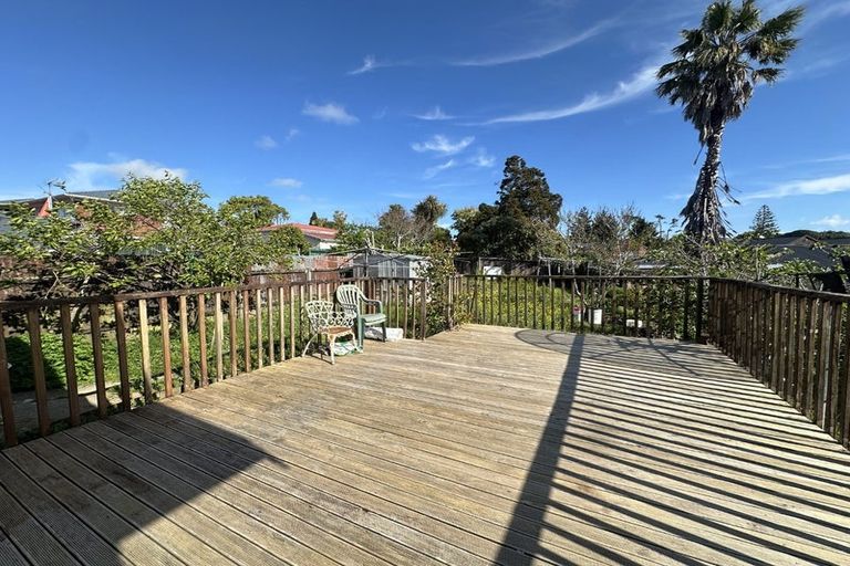 Photo of property in 4 Maui Pomare Street, Blockhouse Bay, Auckland, 0600