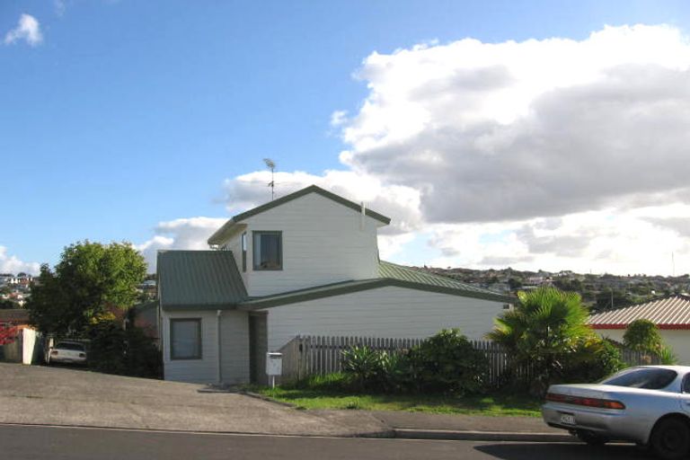 Photo of property in 2/9 Grenadine Place, Unsworth Heights, Auckland, 0632