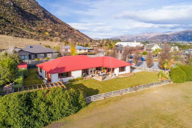 Photo of property in 15 Allenby Place, Wanaka, 9305