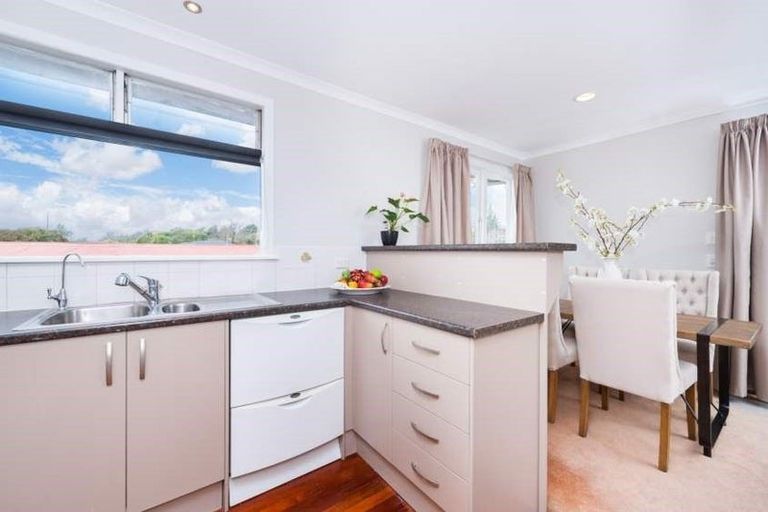 Photo of property in 5 Trengove Place, West Harbour, Auckland, 0618