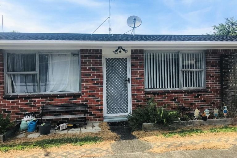 Photo of property in 2/11 Moa Road, Point Chevalier, Auckland, 1022