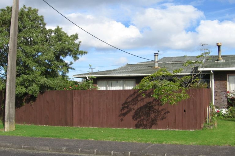 Photo of property in 1/2a Murray Road, Te Atatu Peninsula, Auckland, 0610