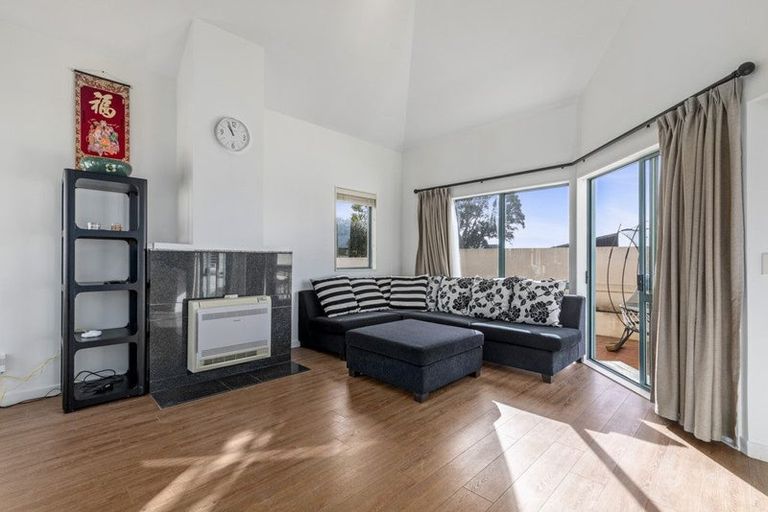 Photo of property in 1/208 East Coast Road, Forrest Hill, Auckland, 0620