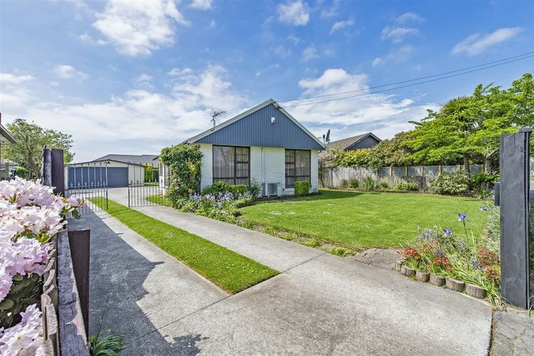 Photo of property in 33 Farquhars Road, Redwood, Christchurch, 8051