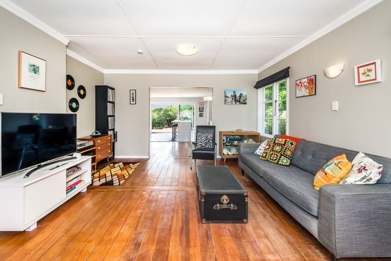 Photo of property in 106 Renown Road, Raumati South, Paraparaumu, 5032