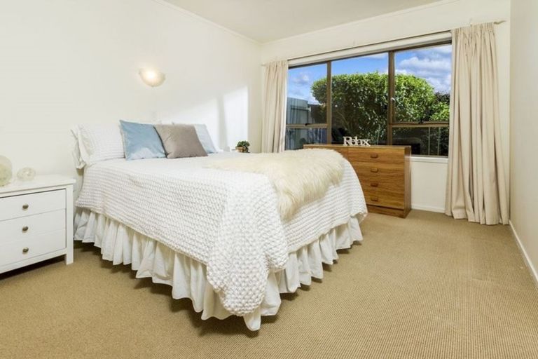 Photo of property in 1/18 Kauri Glen Road, Northcote, Auckland, 0627