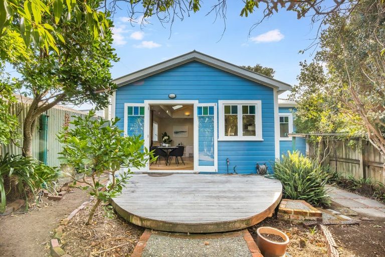 Photo of property in 27 Hinau Street, Eastbourne, Lower Hutt, 5013
