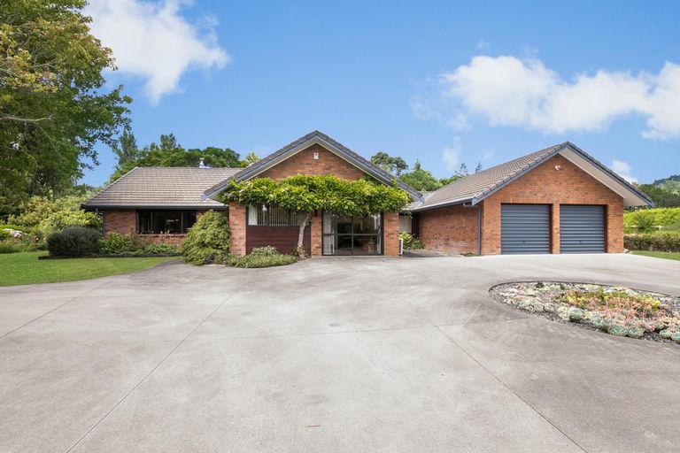 Photo of property in 24 Jack Paterson Road, Opaheke, Papakura, 2584
