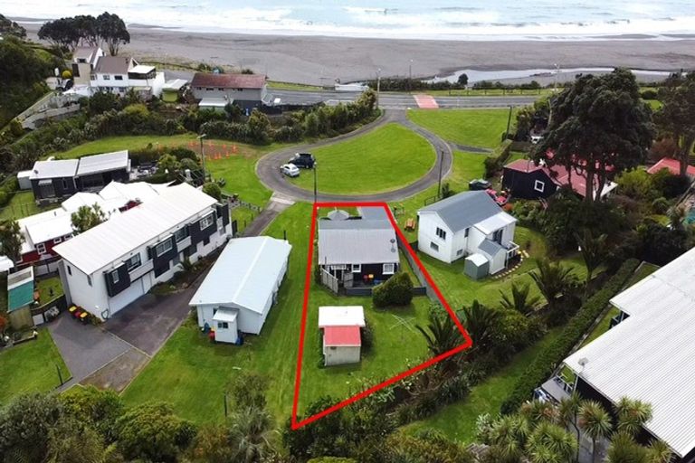 Photo of property in 30 Tasman Parade, Oakura, 4314