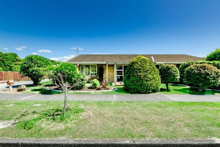 Photo of property in 2a Rewarewa Crescent, Waikanae, 5036