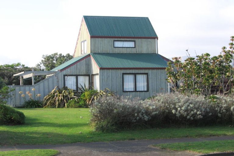 Photo of property in 9 Eruini Street, Waikanae Beach, Waikanae, 5036