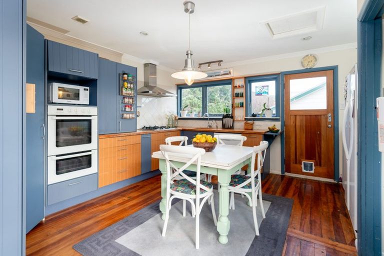 Photo of property in 108 Wellington Road, Paekakariki, 5034