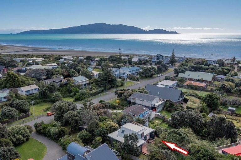Photo of property in 17 Hughes Street, Waikanae Beach, Waikanae, 5036