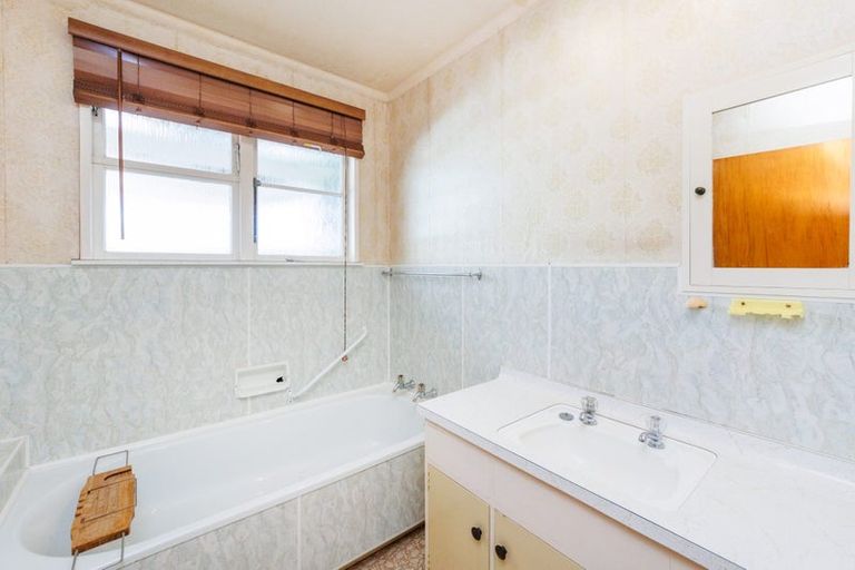 Photo of property in 95 Ruamahanga Crescent, Terrace End, Palmerston North, 4410