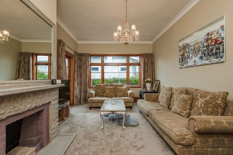 Photo of property in 28 Whites Line West, Woburn, Lower Hutt, 5010