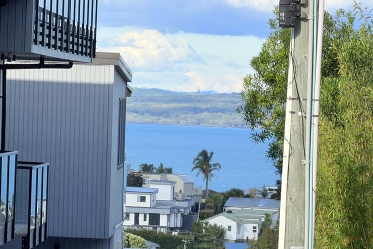 Photo of property in 1/166 East Coast Road, Forrest Hill, Auckland, 0620