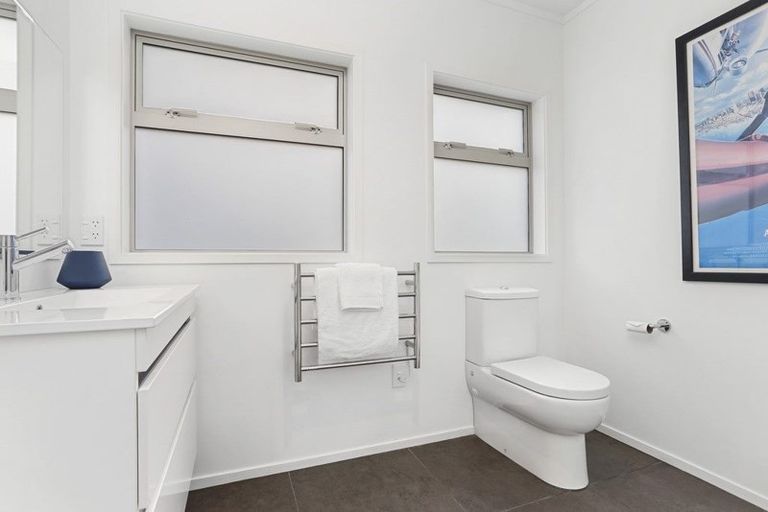 Photo of property in 1/127 Churchill Road, Rothesay Bay, Auckland, 0630