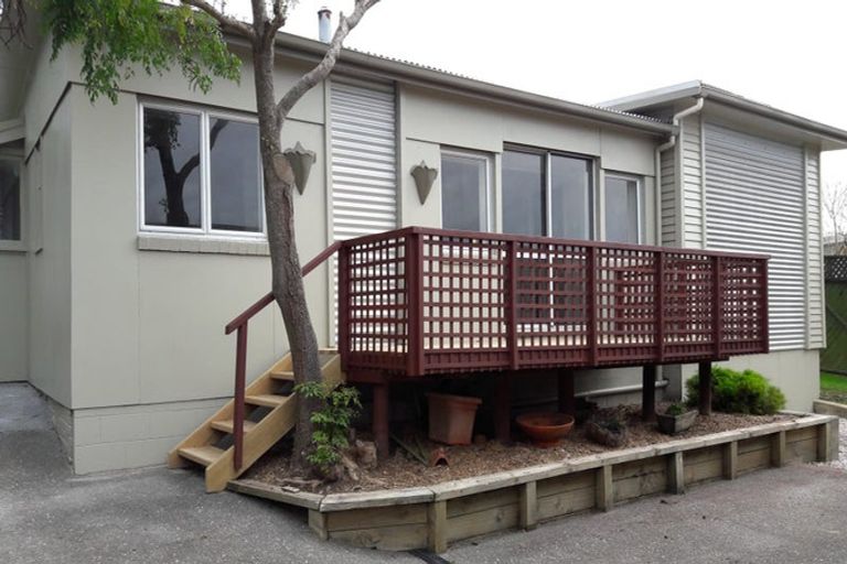 Photo of property in 19 Chivalry Road, Glenfield, Auckland, 0629