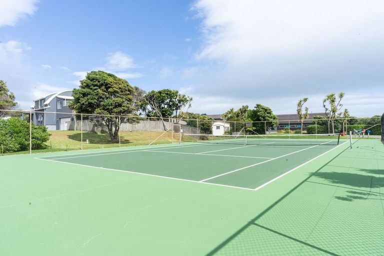 Photo of property in 18 Marram Way, Peka Peka, Waikanae, 5391