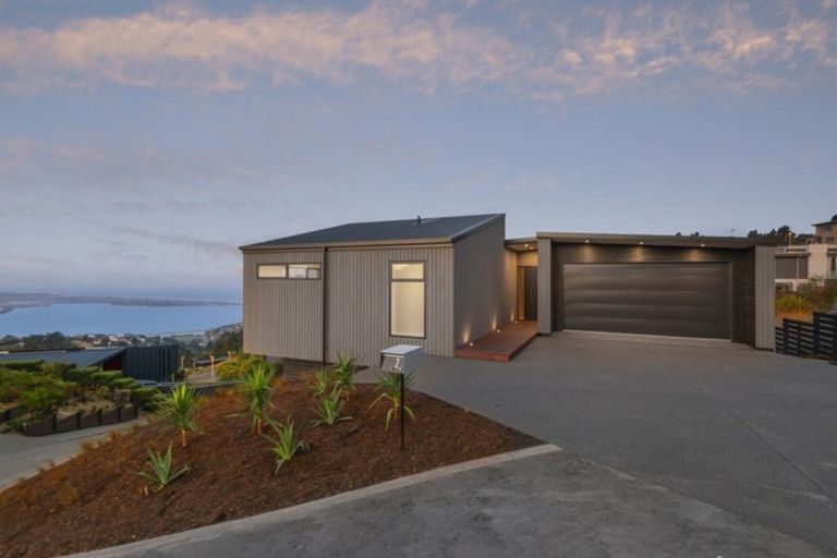 Photo of property in 2 Bluewater View, Mount Pleasant, Christchurch, 8081