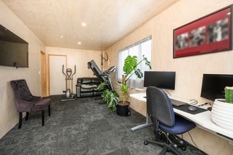 Photo of property in 35 Hillcrest Drive, Kelvin Grove, Palmerston North, 4414