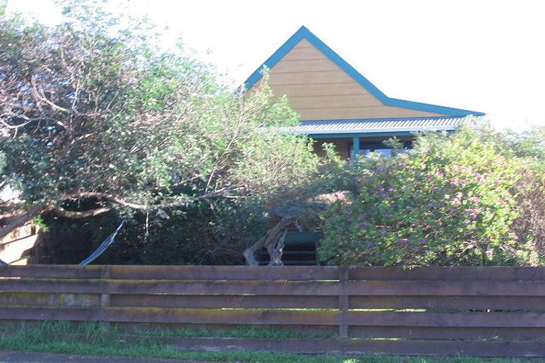 Photo of property in 25 Titoki Road, Waikanae Beach, Waikanae, 5036