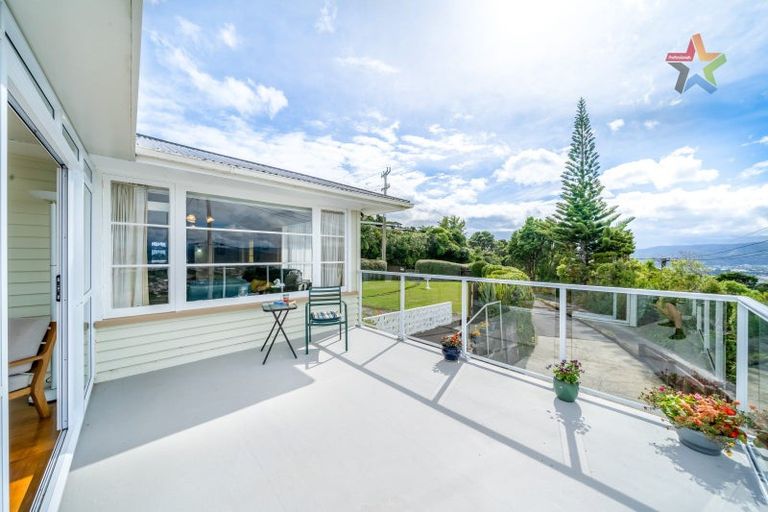 Photo of property in 60 Pokohiwi Road, Normandale, Lower Hutt, 5010
