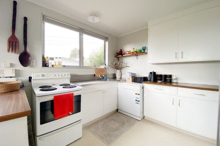 Photo of property in 10 Eastglen Road, Glen Eden, Auckland, 0602