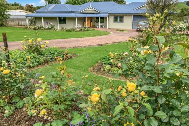 Photo of property in 20 Paraekaretu Street, Hunterville, 4730