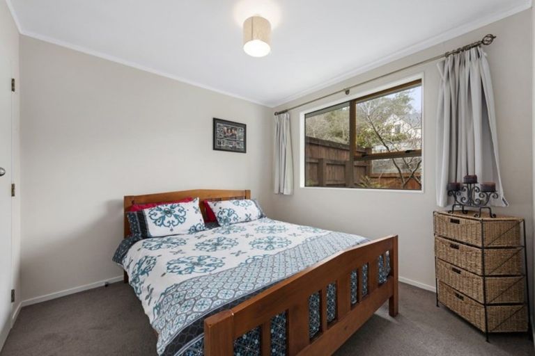 Photo of property in 2/5 Taunton Way, Pinehaven, Upper Hutt, 5019