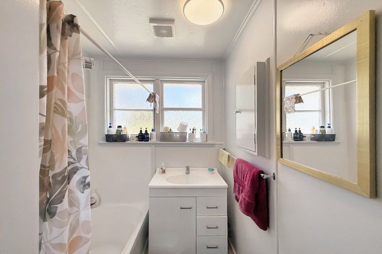 Photo of property in 13 Dorset Grove, Cannons Creek, Porirua, 5024