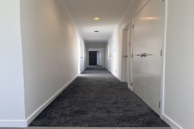 Photo of property in 15 Glenroy Place, Green Bay, Auckland, 0604