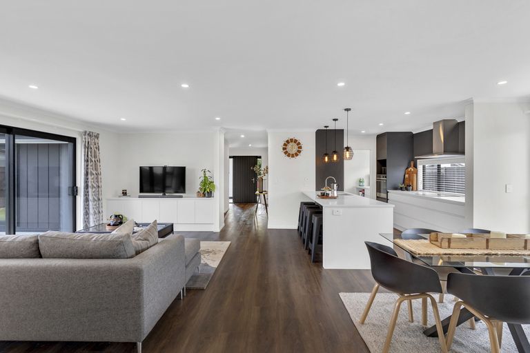 Photo of property in 15 Maple Grove, Kingston, Wellington, 6021