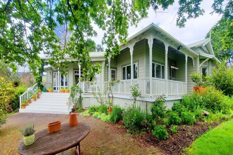 Photo of property in 272 Waihoehoe Road, Drury, 2577