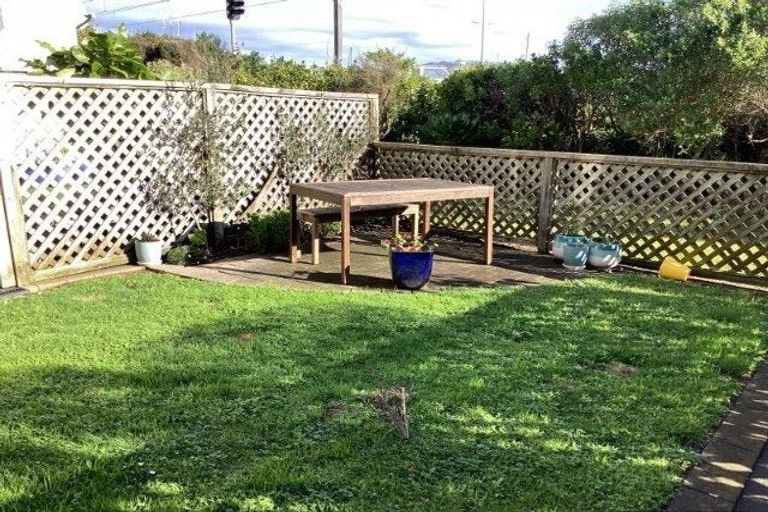 Photo of property in 22 Marina View, Paremata, Porirua, 5026