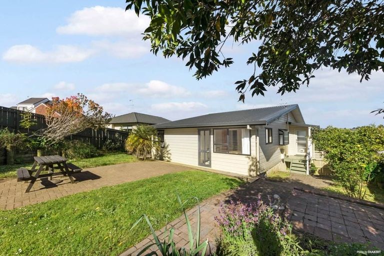 Photo of property in 5 Lagoon Way, West Harbour, Auckland, 0618