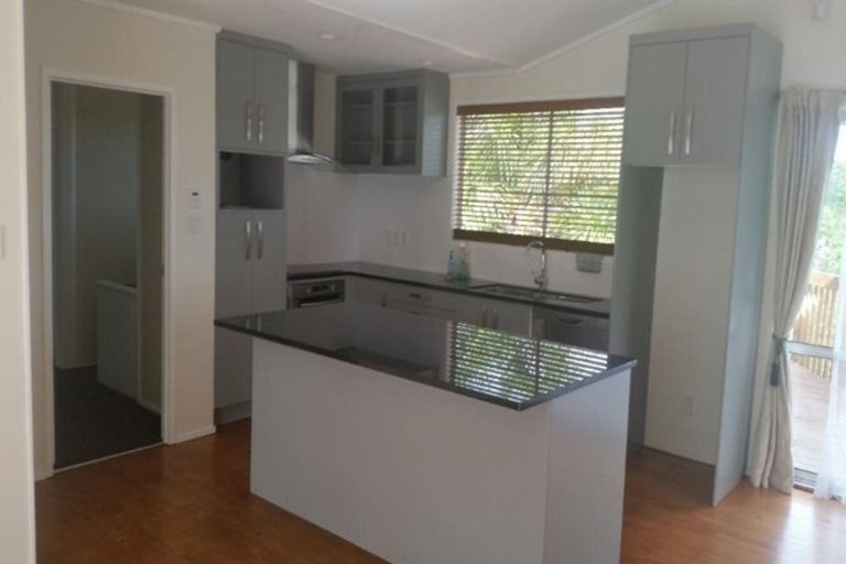 Photo of property in 1/29 Ridgewood Crescent, Birkenhead, Auckland, 0626