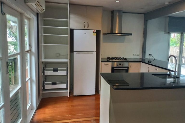 Photo of property in 32 Kashmir Road, Glen Eden, Auckland, 0602