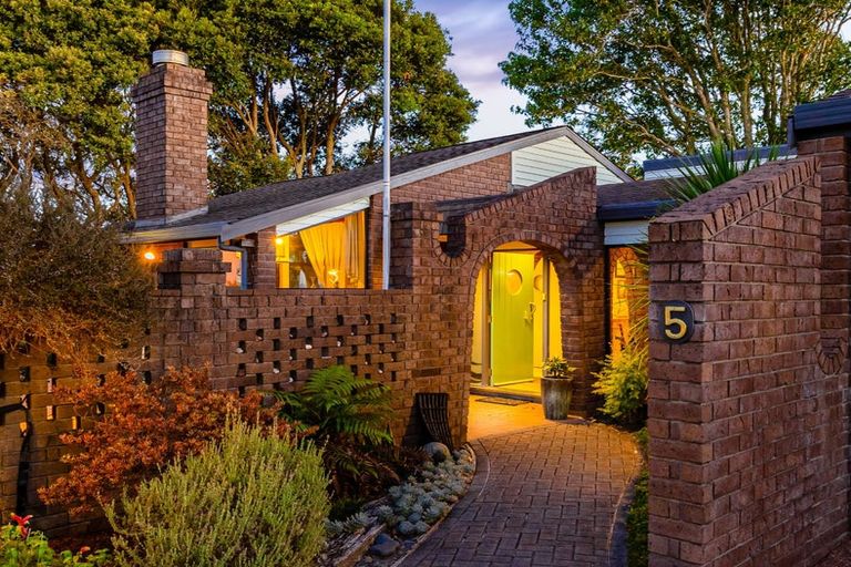 Photo of property in 5 Clearwater Cove, West Harbour, Auckland, 0618