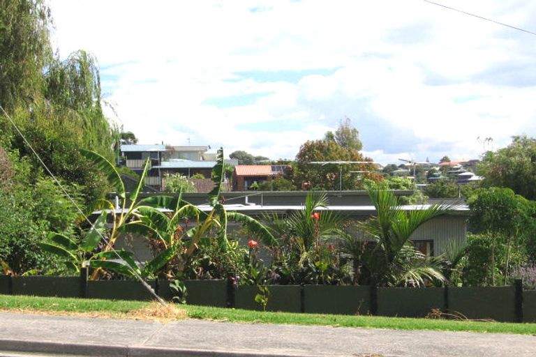 Photo of property in 1/24 Garadice Road, Rothesay Bay, Auckland, 0630