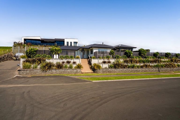 Photo of property in 4 Vardon Way, Waiwhakaiho, New Plymouth, 4312