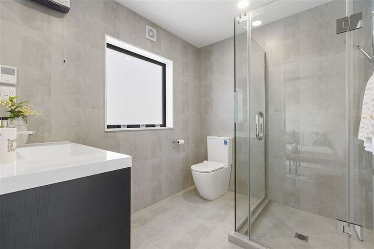 Photo of property in 24 Lorikeet Place, Unsworth Heights, Auckland, 0632